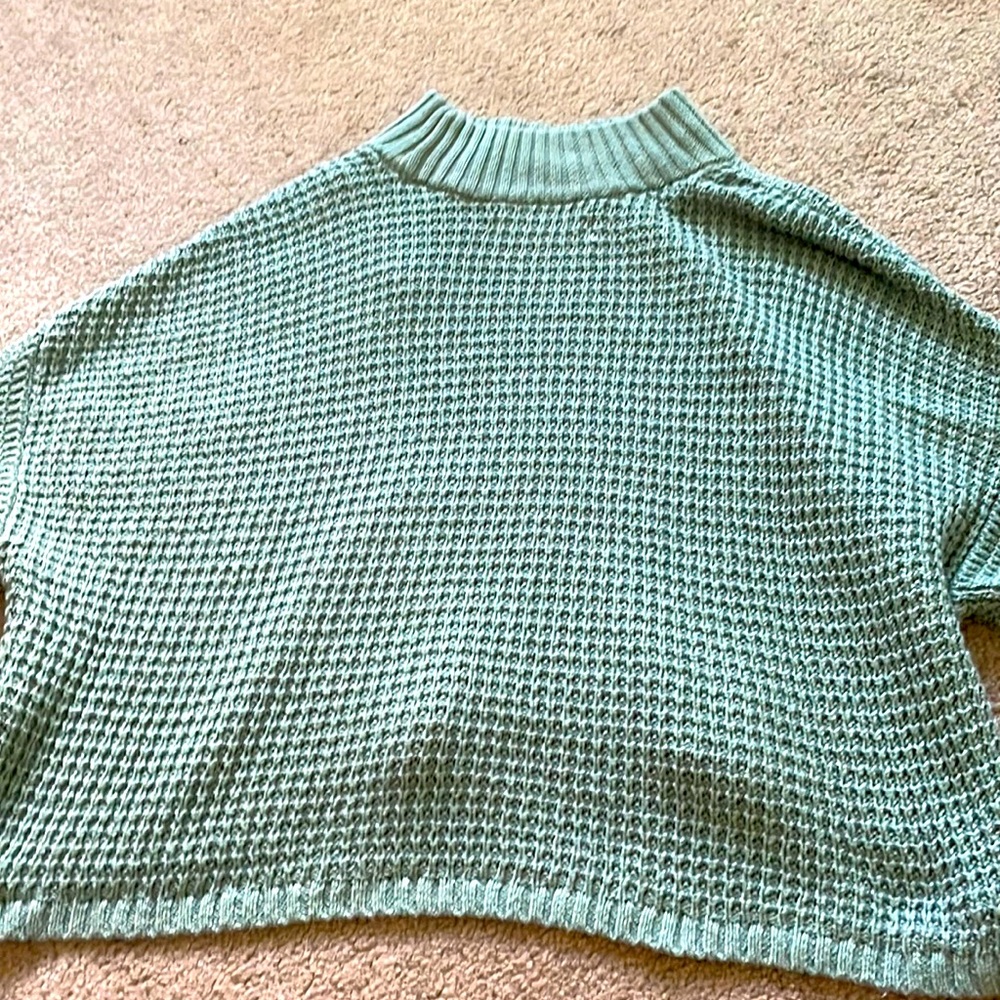 Very cute cropped hollister sweater